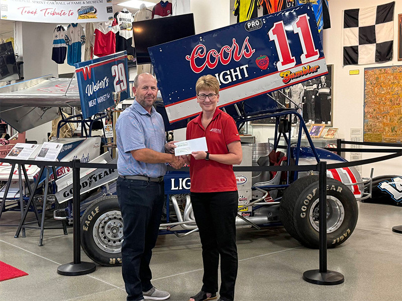 Knoxville Hospital & Clinics Recognizes the Marion County Community Foundation for their Contribution of $25,000 to the Bridging the Gap Campaign